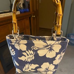 Small summer purse with wooden handles.  Inside zippered pocket.  9 x 6 x 3.5